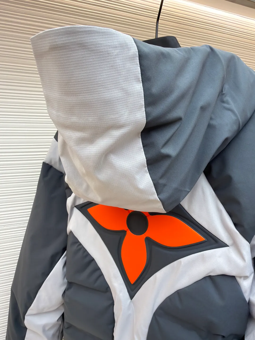 LOUIS VUITTON floral ski down jacket ●Original version: 39500 purchased and developed ●Item number: 1682156-F25 ●Fabric: white duck down fabric ●Technology: glue printing ●Color: blue gray ●Version: fitted version ●Weight: about 1405 grams ●Size: 48-50-52-54 ●Description: Customized 5-in-1 anti-velvet densely woven technical fabric And custom-dyed 3-in-1 double-thread anti-velvet plaid material. Every inch of fiber contains heavy warmth. It uses the new national standard 90 white duck down (welcome to test). It has a full amount of cashmere and is full of warmth. The minimalist gray and silver collision allows luxury to develop tension in calmness. Reconstructing winter luxury with cold-toned aesthetics. With the VUITTON three-dimensional embroidery on the chest and the quilted Monogram flower on the back as the core, double-sided interpretations of two iconic symbols are used to upgrade visual symbols into touchable art. With multiple built-in functional details, Louis Vuitton's travel spirit is fully expressed. Technology is integrated into the blood. Details define luxury. Using advanced computer control systems and precision mechanical components, Vuitton embroidery operations are achieved with high precision and smooth and delicate lines. Embossing composite technology uses computer scanning to ensure that the size and shape of the imprint are consistent with the original, and then uses special glue as an adhesive to combine and then solidify to achieve complete dryness and optimal bonding effect, using glue printing. The printing has been modified three times with the film screen. Use glue liquid paint to print the pattern on the fabric. Bake the fabric to fix the printed pattern, 3D three-dimensional quilting technology. With the help of the programming system of the CNC quilting machine, the down in different areas is accurately separated to ensure that the filling is evenly fixed after sewing. Avoid clumping or shifting. The overall wiring is straight and delicate, the fabric is comfortable and soft, and the color is consistent without color difference. It can be matched with the same style to create a fashionable look and control various occasions. Customized accessories, complete with three standards, same style for men and women!